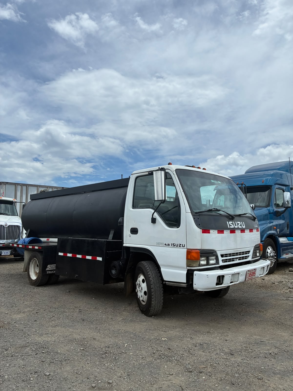 Camión cisterna Isuzu de Sépticos LYE visto de frente