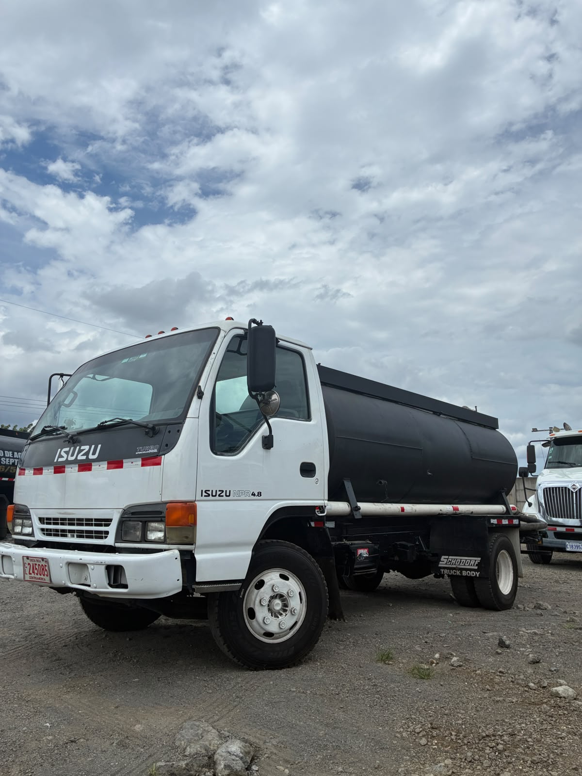 Camión cisterna Isuzu de Sépticos LYE visto de lado